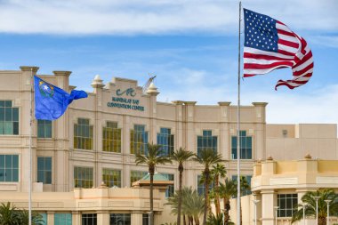 Las Vegas, Nevada, ABD - Şubat 2019: Mandelay Bay Hotel de Las Vegas soymak gibi biliyorum Las Vegas Bulvarı'nda Kongre Merkezi dış görünümü.