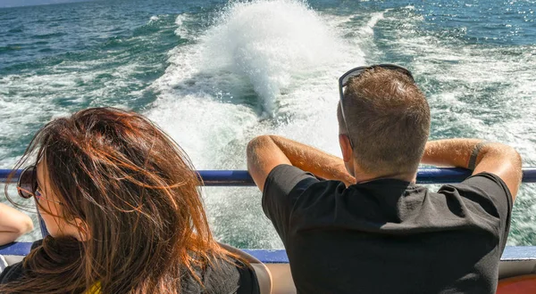 Lake Garda Italie Septembre 2018 Deux Personnes Assises Arrière Ferry — Photo