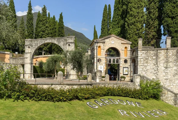 Gardone Riviera, İtalya - Eylül 2018: Gardone Riviera Vittoriale degli Italiani bahçelerde girişine.