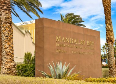 Las Vegas, Nv, Amerika Birleşik Devletleri - Şubat 2019: Geniş açı görünümünü Resort Las Vegas Bulvarı'nda ve Mandalay Bay Hotel dışında işareti.