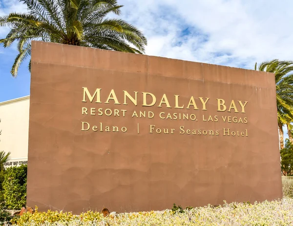 拉斯维加斯 内华达州 2019年2月 在拉斯维加斯大道上的曼德勒湾酒店和度假村外的标志的广角视图 — 图库照片