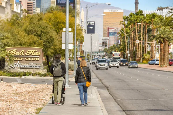 Las Vegas Nevada Usa มภาพ 2019 ชายและหญ งเด นบนทางเท าทางท — ภาพถ่ายสต็อก