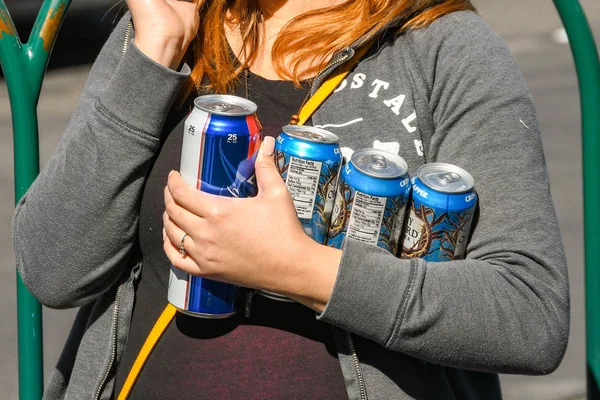 Las Vegas Nevada Usa February 2019 Person Holiding Beer Cans — Stock Photo, Image