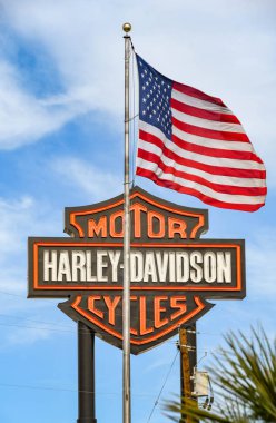 Las Vegas, Nv, Amerika Birleşik Devletleri - Şubat 2019: Dışında büyük bir Amerikan bayrağı ile bir motosiklet Bayilik Las Vegas işareti.