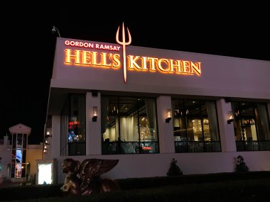 Las Vegas, Nv, Amerika Birleşik Devletleri - Şubat 2019: Işıklı işaret Caesars palace Hotel Las Vegas Bulvarı, Strip olarak da bilinen olan Hell's Mutfak restoranda yukarıda.