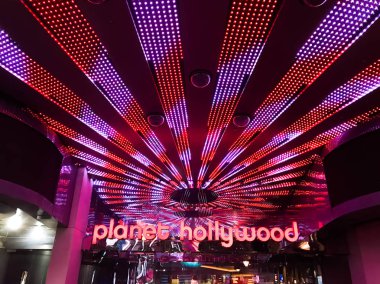 Las Vegas, Nv, Amerika Birleşik Devletleri - Şubat 2019: İşaret ve neon ışıkları Planet Hollywood Hotel Las Vegas için giriş.