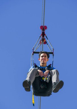 Las Vegas, Nevada, ABD - Şubat 2019: Las Vegas'ta bir ZIP tel sürme kişi.