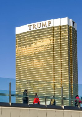 Las Vegas, Nv, Amerika Birleşik Devletleri - Şubat 2019: insanlar bir yaya yaya köprüsü üzerinde yol geçiş. Arka planda Trump Hotel and Resort Las Vegas olduğunu.