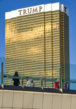 Las Vegas, Nv, Amerika Birleşik Devletleri - Şubat 2019: insanlar bir yaya yaya köprüsü üzerinde yol geçiş. Arka planda Trump Hotel and Resort Las Vegas olduğunu.