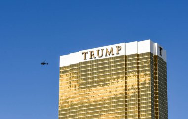 Las Vegas, Nv, Amerika Birleşik Devletleri - Şubat 2019: Trump Hotel ve mavi gökyüzü karşı Las Vegas Resort dış. Bina geçmiş bir helikopter uçuş.