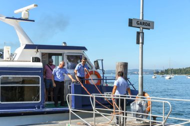 Garda, Lake Garda, İtalya - Eylül 2018: yolcu şehir Garda Garda Gölü üzerinde disembrak için izin vermek için yol açın hazırlama ekibi.