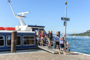 Garda, Lake Garda, İtalya - Eylül 2018: Yolcu disembraking kasaba Garda Garda Gölü üzerinde küçük bir hızlı feribot.