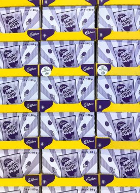 Okuma, İngiltere - Şubat 2019: Cadbury's Mini yumurta kutuları görünümünü okuma bir ekranda yakından.