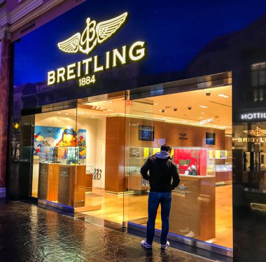 Las Vegas, Nv, Amerika Birleşik Devletleri - Şubat 2019: alışveriş merkezinde Caesars Palace, Las Vegas Breitling deposunda penceresinde arayan kişi.