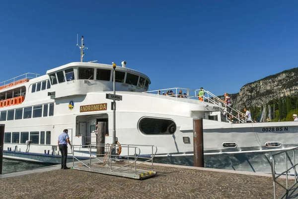Garda Gardasjön Italien September 2018 Besättningen Förbereda Landgången För Att — Stockfoto