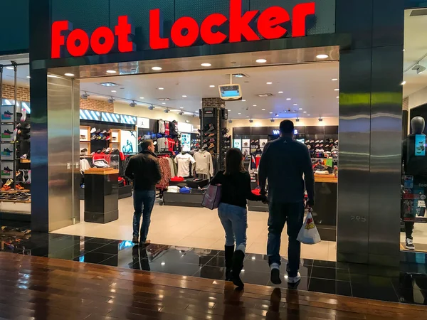 Las Vegas Usa Únor 2019 Lidé Vstupující Obchod Foot Locker — Stock fotografie