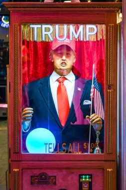 Las Vegas, Nv, Amerika Birleşik Devletleri - Şubat 2019: işletilen para makinesi bir kukla Başkan Trump Las Vegas'ta bir alışveriş merkezi ile.