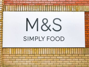 Reading, İngiltere - Şubat 2019: M4 otoyolu servis istasyonu okuma işaretleri ve Spencer basitçe gıda dalında dışında büyük işareti.