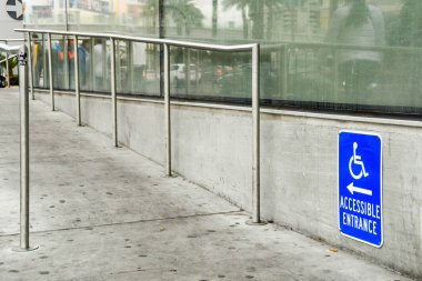 Las Vegas, Nv, Amerika Birleşik Devletleri - Şubat 2019: Las Vegas Strip üzerinde bir mağaza için erişilebilir bir giriş için bir rampa için yol gösteren bir işaret görünümünü yakından.