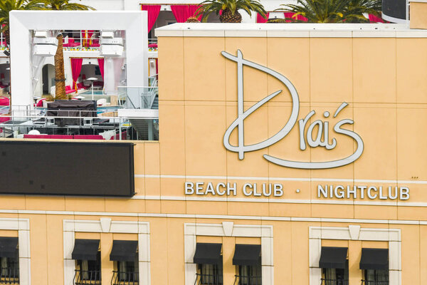 ЛАС-ВЕГАС, NV, США - ФЕВРАЛЬ 2019: Крупный план надписи на внешней стене ночного клуба "Драй" и пляжного клуба The Cromwell Hotel на Лас-Вегасе
.