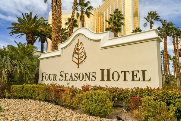 Las Vegas, Nv, Amerika Birleşik Devletleri - Şubat 2019: Four Seasons Hotel Las Vegas Bulvarı'nda giriş kapısının önündeki tabelada.