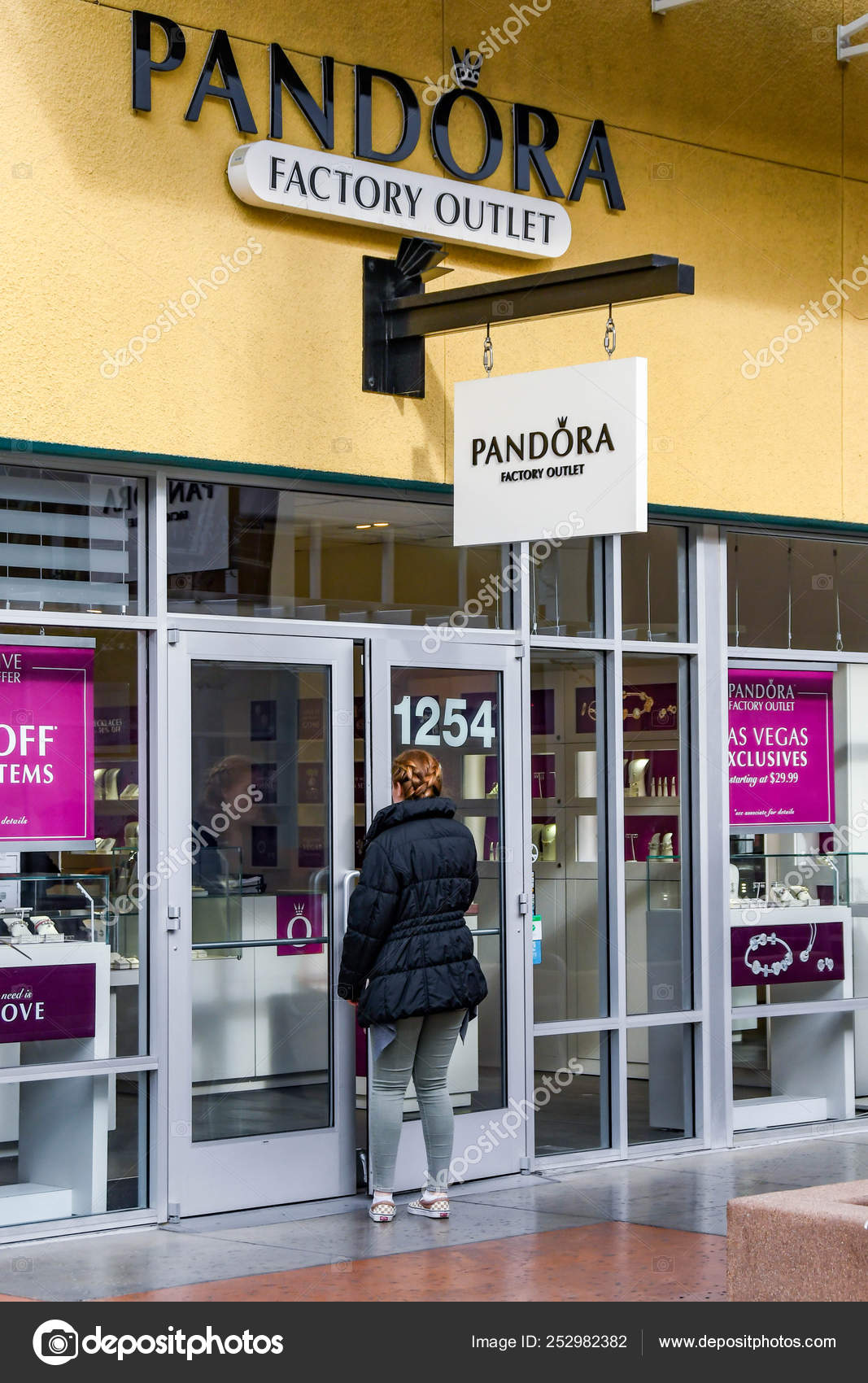 LAS VEGAS, NV, USA - FEBRUARY 2019: Person entering the Pandora store in the Premium Outlets north in Las Vegas. 252982382 LAS VEGAS, NV, USA - FEBRUARY 2019: Person entering the Pandora store in the Premium Outlets north in Las Vegas. 252982382