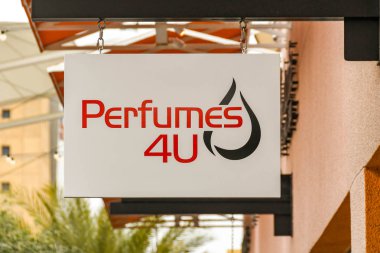 Las Vegas, Nv, Amerika Birleşik Devletleri - Şubat 2019: İşareti yukarıda Kuzey Las Vegas'ta Premium Outlet parfüm 4u deposunda girişinde.