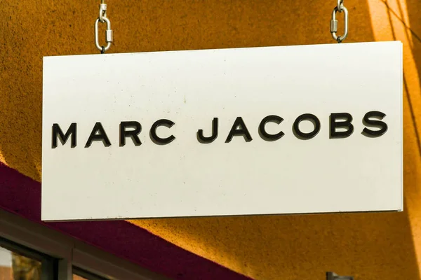Las Vegas, Nv, Amerika Birleşik Devletleri - Şubat 2019: İşareti Las Vegas Simon Premium Outlet kuzeye Marc Jacobs deposunda girişinde yukarıda.