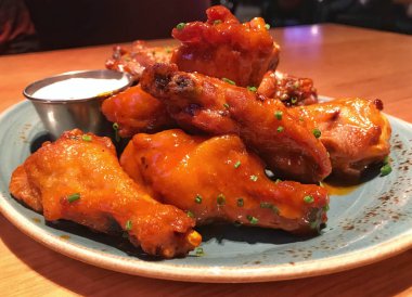 Tabak sıcak baharatlı tavuk kanadı