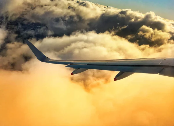 Ala Punta Ala Avión Pasajeros Vuelo Con Luz Solar Cielo —  Fotos de Stock