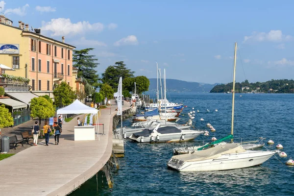 ガルダ湖のサロの遊歩道に沿って歩いてサロ イタリア 2018年 — ストック写真