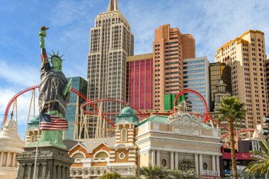 Las Vegas, NV, ABD-Şubat 2019: Las Vegas New York New York Hotel geniş açı görünümü. Şehir merkezli Altın Şövalyeler buz hockety takımın gömlek drapeli olduğunu.