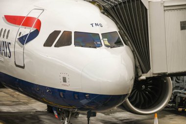 London Heathrow Airport, İngiltere - Şubat 2019: kısa menzilli jet Terminal 3 Londra Heathrow Havaalanı'nda bir yolcu iskeleye bağlı yeni bir British Airways Airbus A320 Neo burun kapat