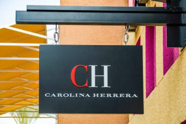 Las Vegas, Nv, Amerika Birleşik Devletleri - Şubat 2019: İşareti Las Vegas Simon Premium Outlet Kuzey Carolina Herrera deposunda girişinde yukarıda.