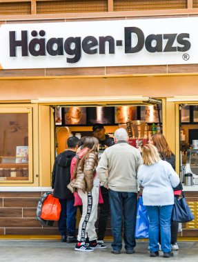 Las Vegas, Nv, Amerika Birleşik Devletleri - Şubat 2019: Las Vegas Simon Premium Outlet kuzeye Haagen-Dazs dondurma noktasında queuing insanlar.