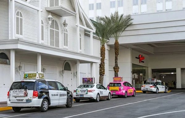 Las Vegas Nevada Febrero 2019 Taxis Haciendo Cola Fuera Entrada —  Fotos de Stock