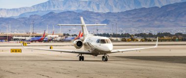 Las Vegas, Nevada, ABD-Şubat 2019: Hawker 800 Las Vegas McCarran Uluslararası Havaalanı 'nda iniş sonra özel yönetici Jet Taksilemek.