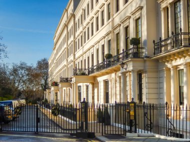 Londra, Ingiltere-Aralık 2018: sabah erken saatlerinde Londra 'nın merkezindeki özel bir yolda şehir evlerinin satırı.