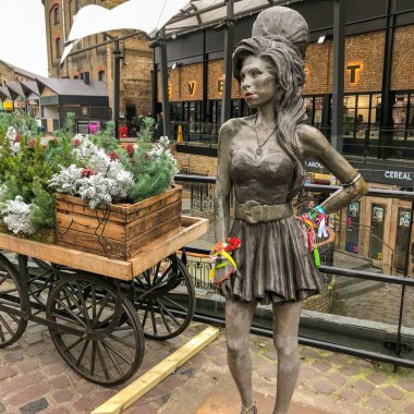 Londra, Ingiltere-Aralık 2018: Camden Lock, Londra pazarında Amy Winehouse heykeli.