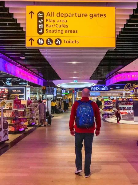 Αεροδρόμιο Χίθροου Λονδίνου Αγγλία 2019 Φεβρουαρίου Πρόσωπο Που Περπατάει Κάτω — Φωτογραφία Αρχείου