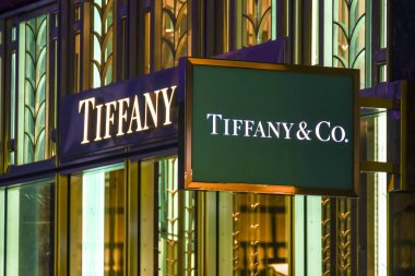 Las Vegas, NV, ABD-Şubat 2019: Las Vegas 'ta bir Tiffany & Co. mağazanın önünde Işaretler.