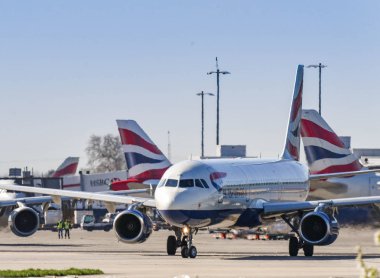 Londra, İngiltere-Mart 2019: British Airways Airbus A321 Londra Heathrow Havalimanı 'nda diğer uçakları Taksilemek.
