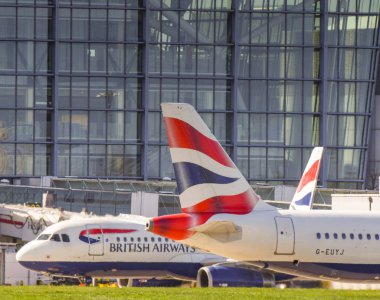 Londra, Ingiltere-Mart 2019: Londra Heathrow Havalimanı 'ndaki Terminal 5 binasının önünde British Airways Airbus jetleri.