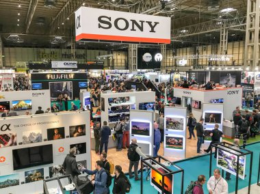 Birmingham, Ingiltere-Mart 2019: Birmingham Ulusal Sergi merkezinde fotoğraf gösterisi 'nde ticaret standları ve ziyaretçilerin geniş açı görünümü.