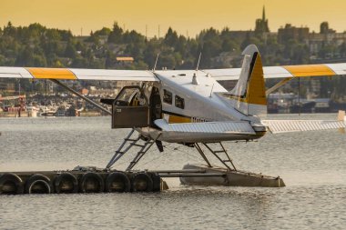 Seattle WA, ABD-Haziran 2018: de Havilland Beaver float uçak Kenmore Air tarafından şafakta Seattle şehir merkezinde deniz uçağı terminalinde işletilen.