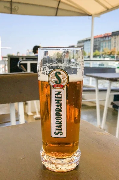 Praag Tsjechië September 2018 Glas Staropramen Pils Bier Een Tafel — Stockfoto