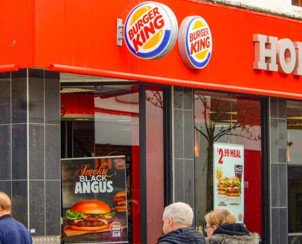 Cardiff, Wales-Mart 2019: Cardiff şehir merkezinde Burger King bir şube geçmiş Insanlar.