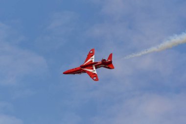 Raf Red Arrows akrobasi ekran ekibi baş aşağı uçan Hawk Jet