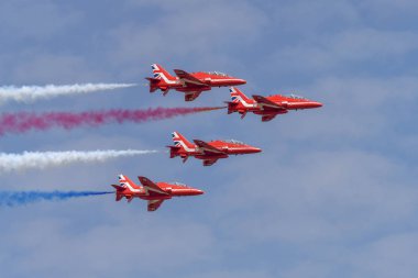Yakın oluşumunda uçan raf kırmızı oklar akrobasi ekran ekibi Hawk Jets