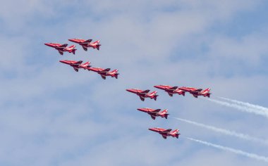 Yakın oluşumunda uçan raf kırmızı oklar akrobasi ekran ekibi Hawk Jets